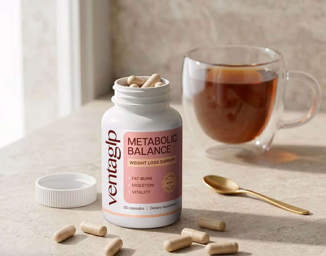 Geopend potje Venta GLP met capsules, een kop thee en een gouden lepel